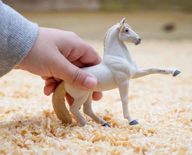Figurka z koniem Safari Ltd koń biały